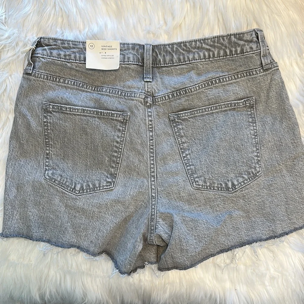 Universal Thread Vintage Midi Stretch Hogh Waist Button Distressed Hem Shorts 12